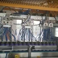 平移式装箱机与机器人装箱的比较